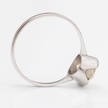 An 18K white gold ring with a beryl. P. Tevilin Kultastudio, Helsinki 1981.