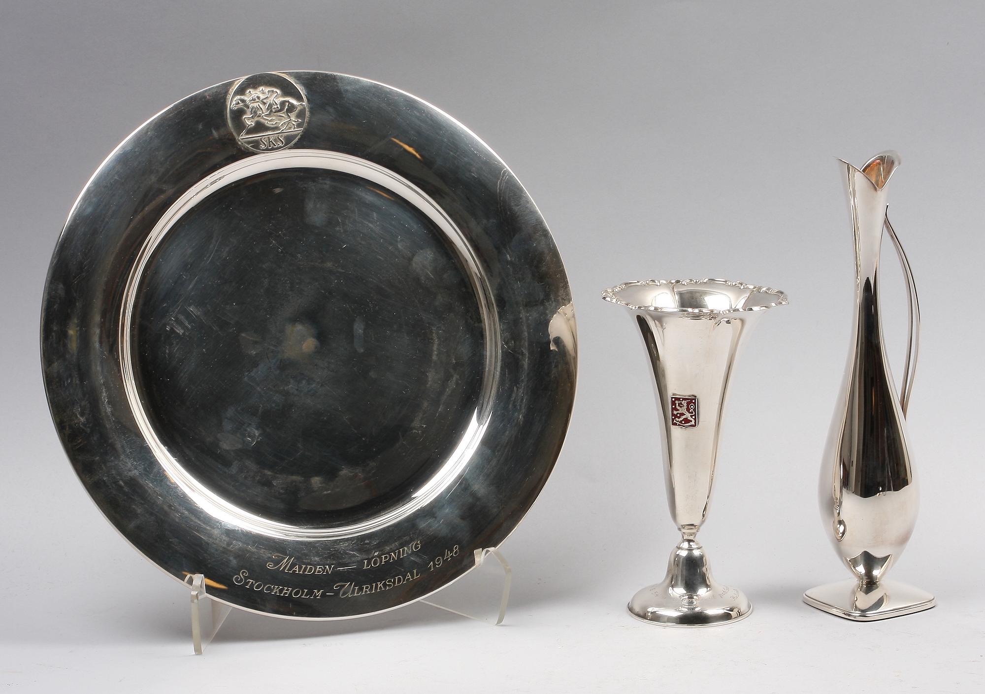 VASER SAMT TALLRIK, 3 st, silver, bla CG Hallberg, 1900-talets mitt.