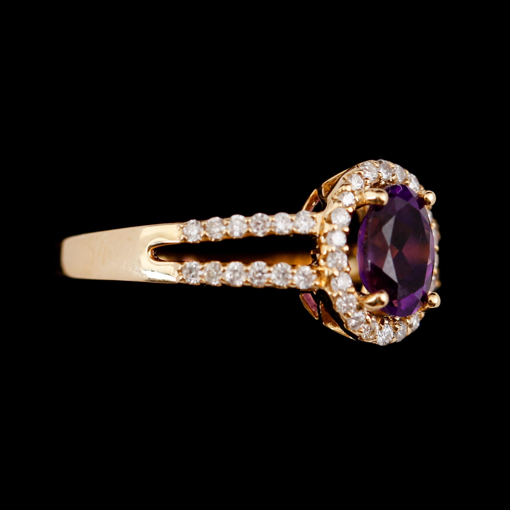 RING, 18 k guld, ametist 0.76 ct, briljantslipade diamanter totalt 0.31 ct. Vikt ca 3 g.