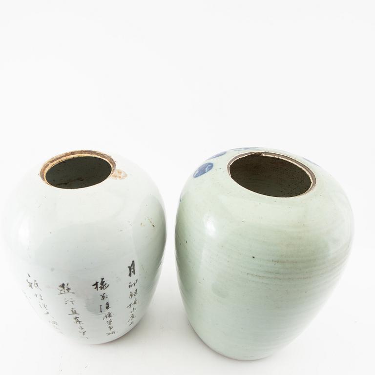 Lock urns 2 pcs China 19th/20th century porcelain.