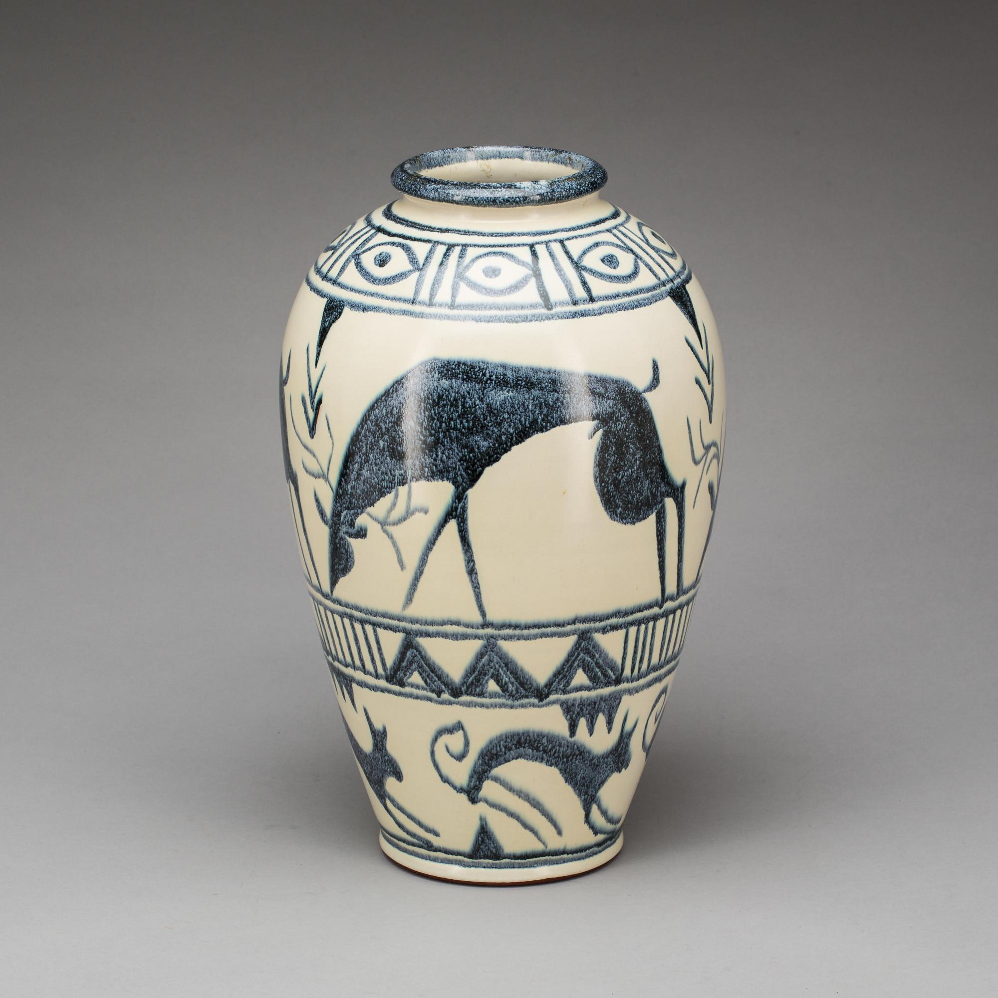 VAS, stengods. Andersson & Johansson, Höganäs Keramik. Dekor troligen Mette Doller. 1900-talets mitt.