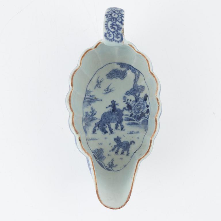 A blue and white porcelain sauce boat, China, Qing dynasty, Qianlong (1736-95).