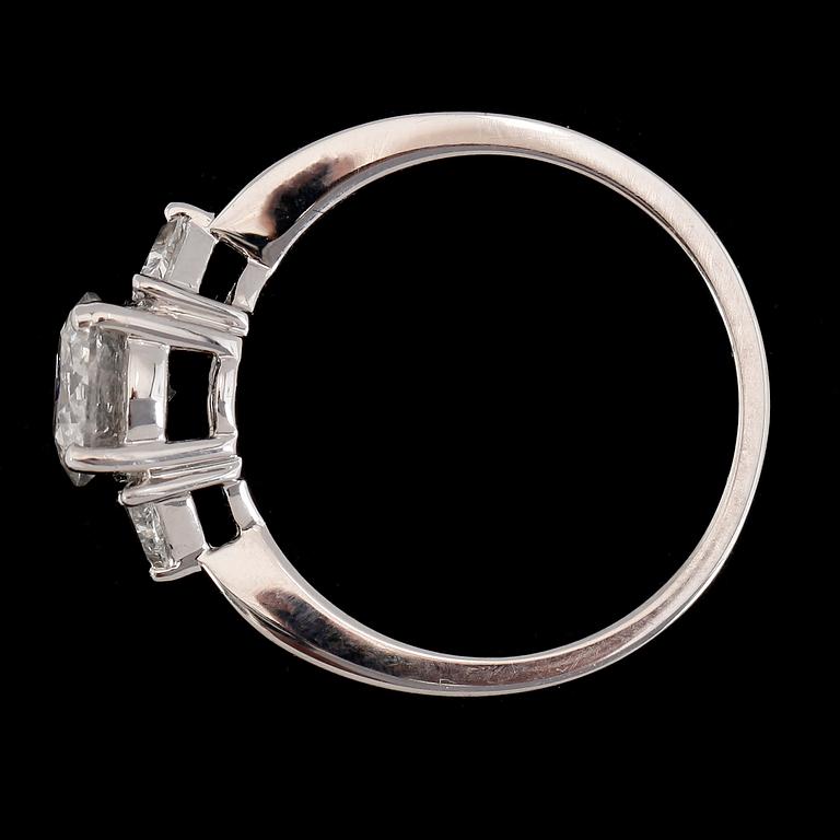 RING, 18K vitguld, olikslipade diamanter tot ca 1.12 ct.