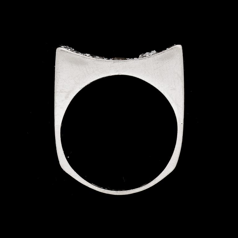 RING, 18k vitguld med briljantslipade samt gammalslipade diamanter, ca 1,58 ct enligt gravyr. Vikt ca 10,5g.