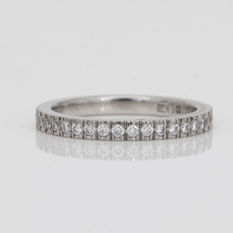 TVÅ RINGAR, en med briljantslipad diamant, circa 2.00 ct. 
En helallians med briljantslipade diamanter på ringskena.