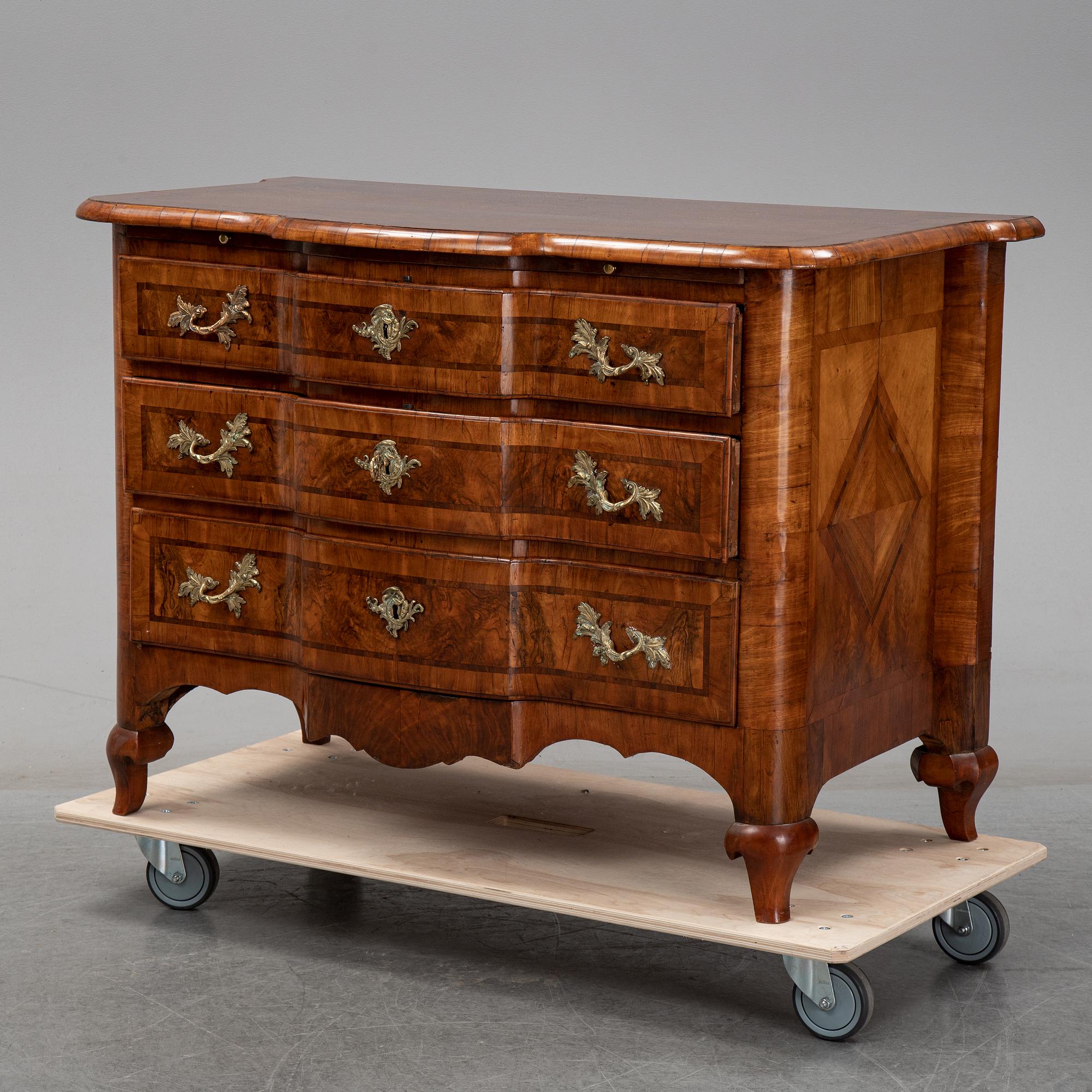 A first half of the 18th Century late Baroque chest of drawers.