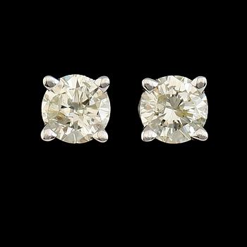 ÖRHÄNGEN, 1 par, 14 k vitguld, briljantslipade diamanter tot 0.75 ct. Vikt ca 1,5 g.