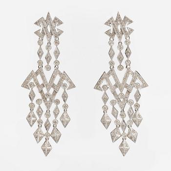 Örhängen, ett par, vitguld med briljantslipade diamanter.