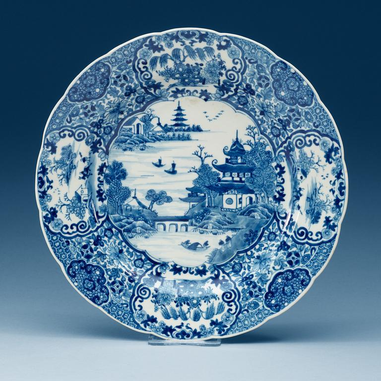 TALLRIKAR, fem stycken, kompaniporslin. Qing dynastin, Jiaqing (1796-1820).