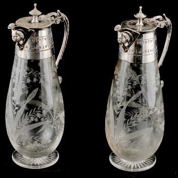 VINKANNOR, ett par, glas samt nysilver, omkring 1900.