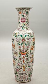 GOLVURNA, porslin, Kina, 1900-tal.