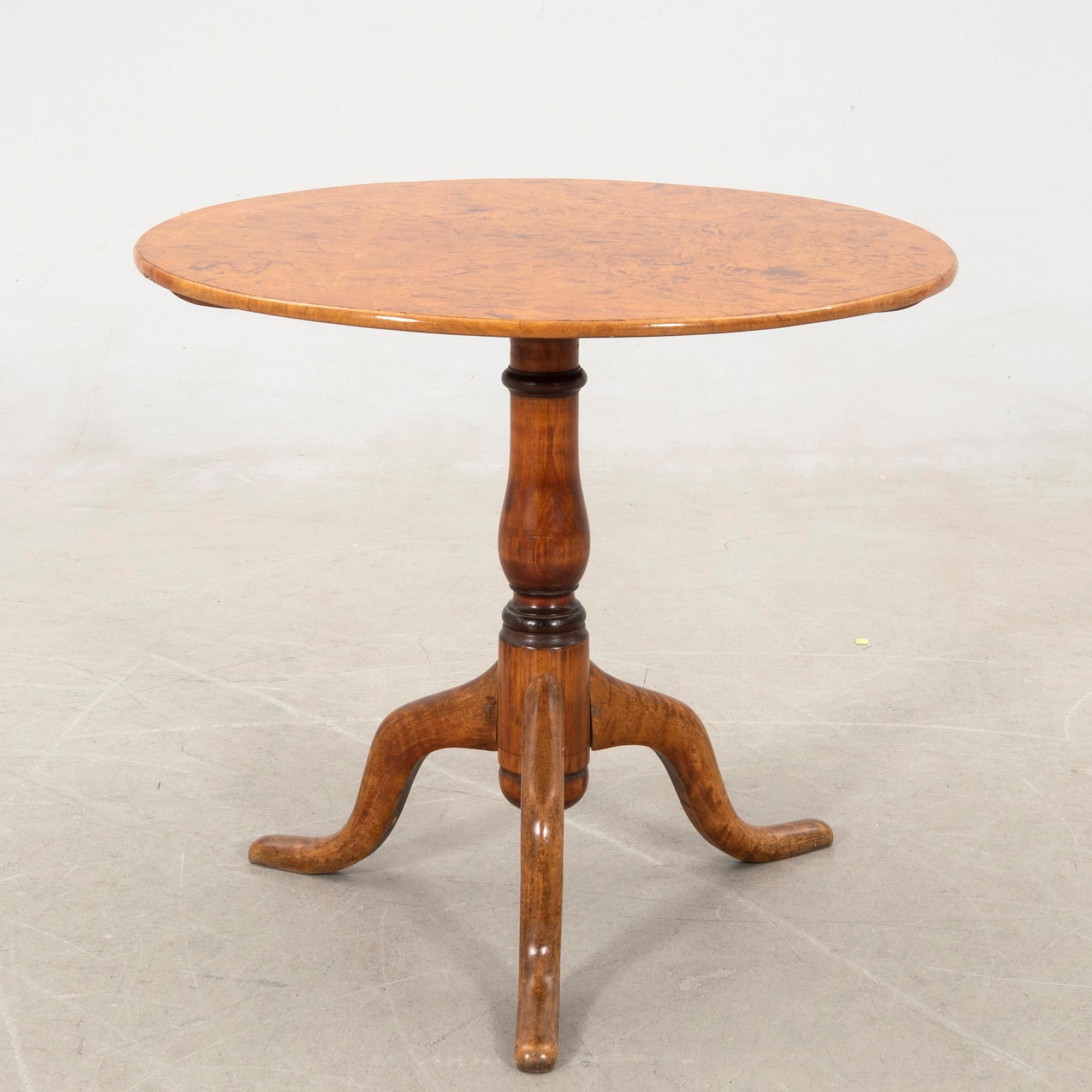 Folding table by Jacob Sjölin (master in Köping and Kungsör 1767-85).