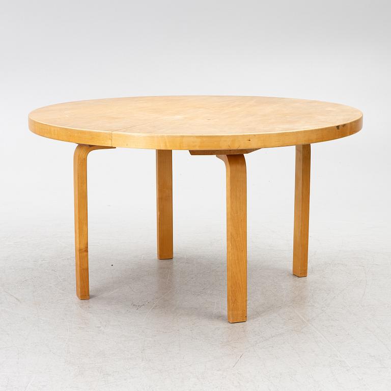 Alvar Aalto, a dining table, model 90, O.Y. Huonekalu- ja Rakennustyötehdas A.B, mid-20th century.