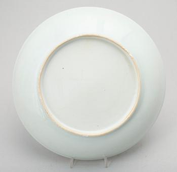 SKÅLFAT OCH FLASKA, porslin, Kina, 1700-/1800-tal.