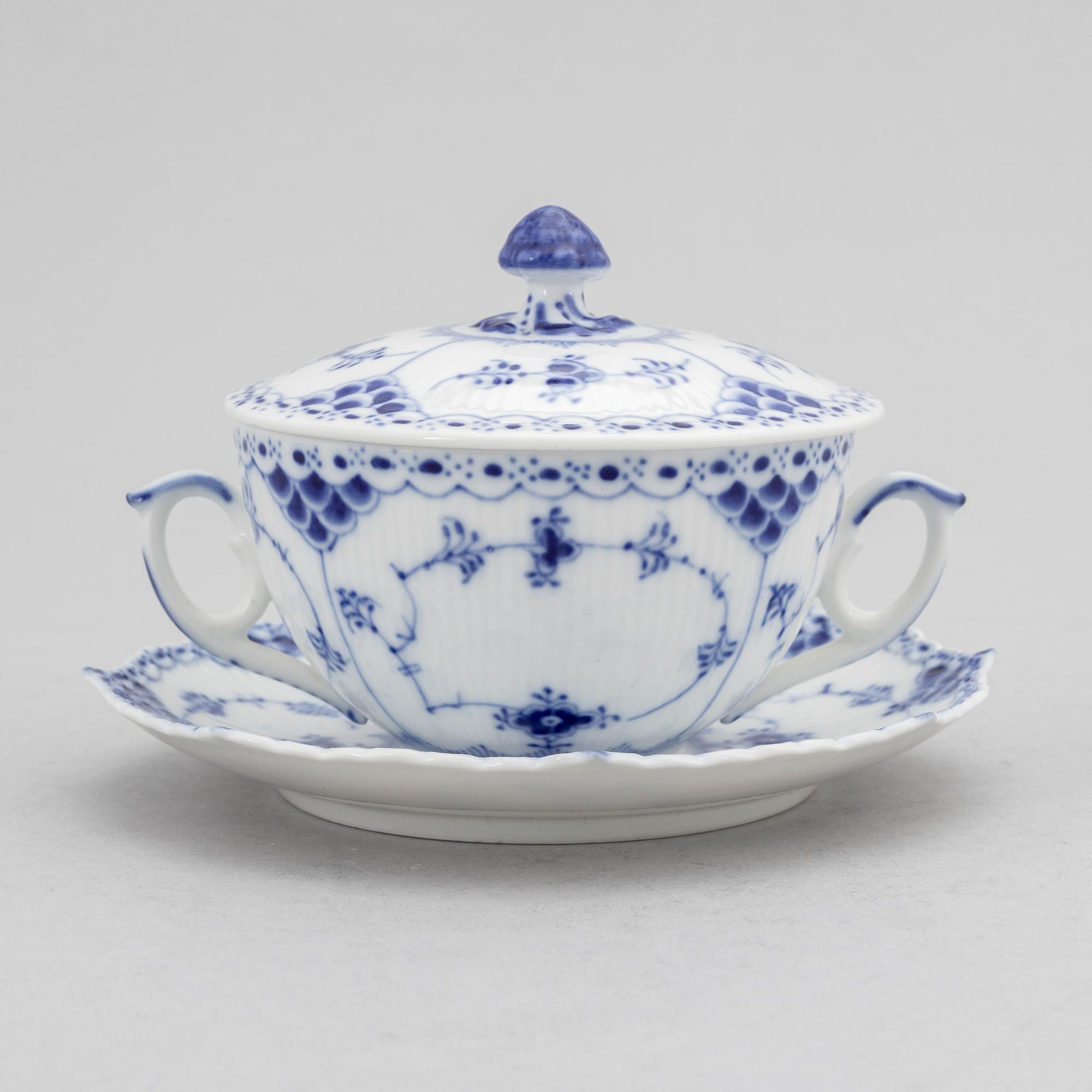 Royal Copenhagen, buljongkoppar, 8 st med lock och fat, porslin, "Musselmalet Halv Blonde", Danmark, 1958-62.