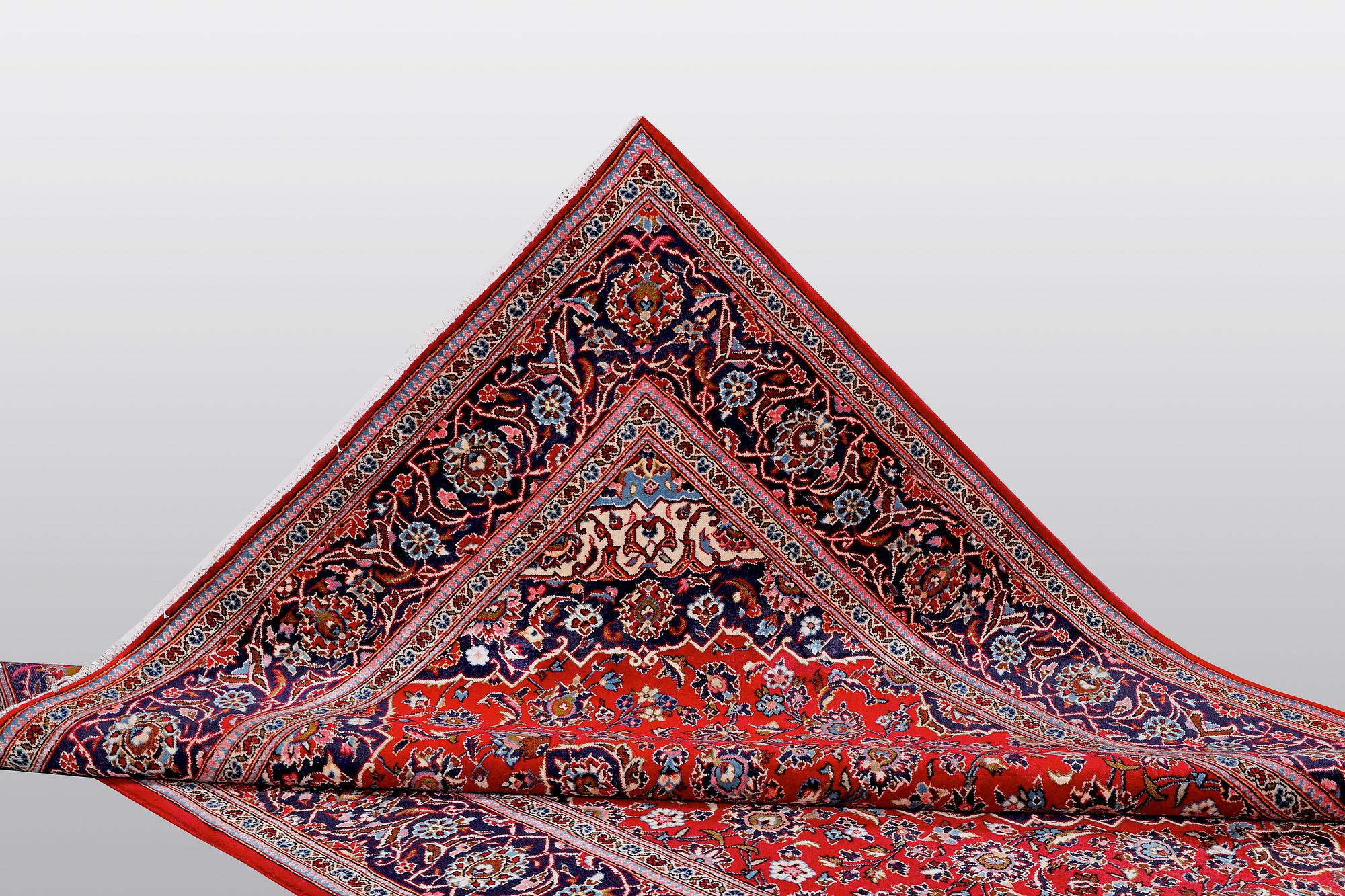 A carpet, Kashan 284 x 195 cm.