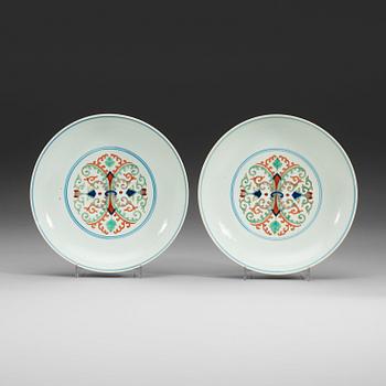 11. A pair of wucai dishes, Qing dynasty with Daoguangs seal mark and period (1821-50).