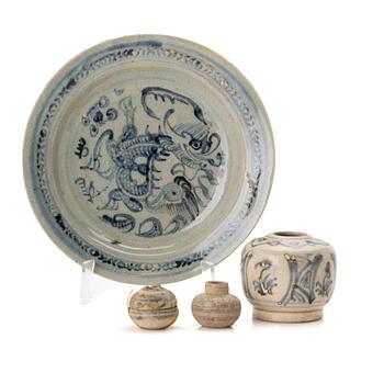Ett parti porslin, 4 delar, Kina, Mingdynastin (1368-1644).