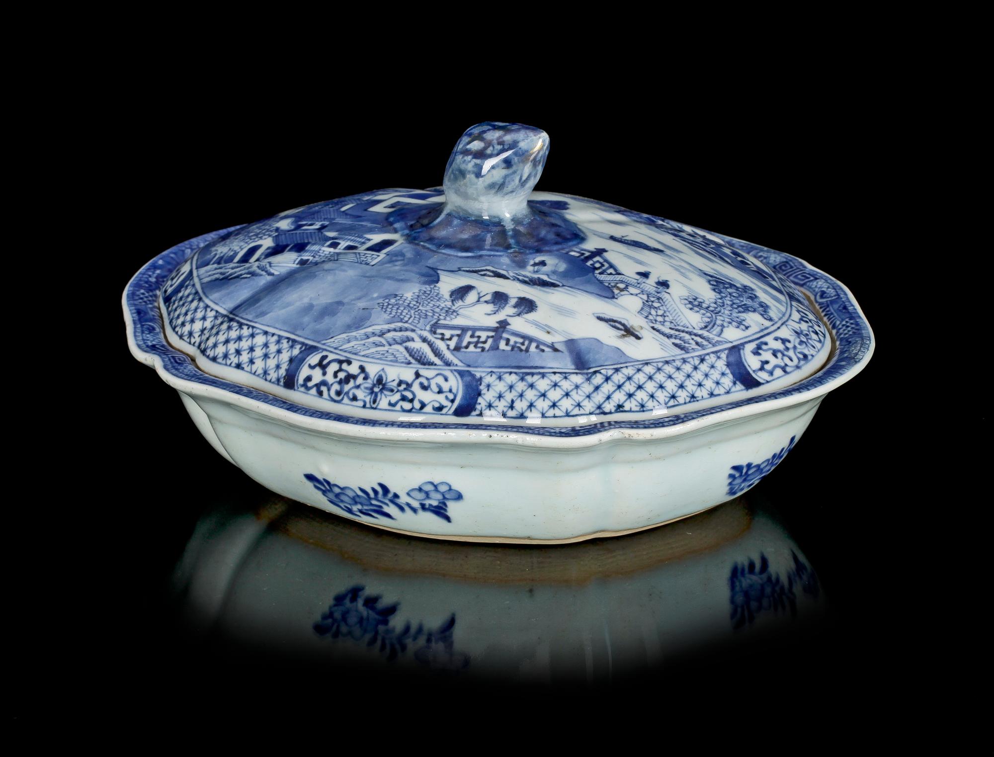 KAROTT MED LOCK, porslin. Kina, 1700/1800-tal.