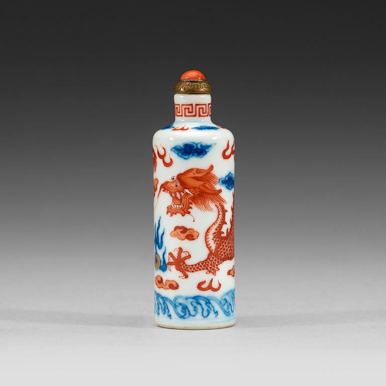 SNUSFLASKA, porslin. Qingdynastin, Guangxu sex karaktärers märke och period (1875-1908).