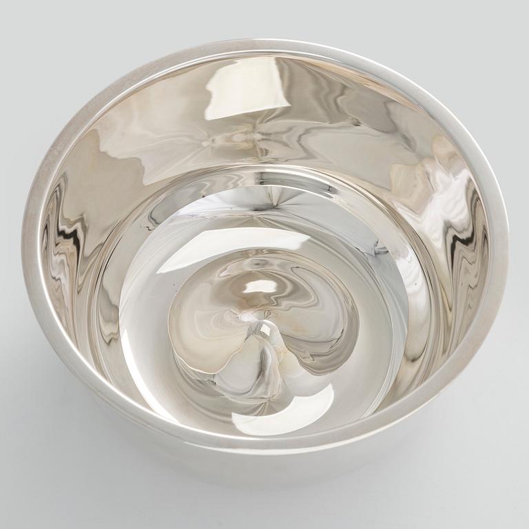 A silver punch bowl with ladle and six beakers, Auran Kultaseppä, Turku 1975-76. In original wooden box.