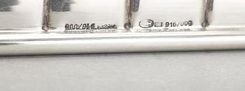 BRICKA, silver, oidentifierade stämplar, 1900-talets andra hälft. Vikt ca 1710g.