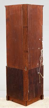 HÖRNVITRINSKÅP. Engelsk stil. 1900-talets andra hälft.