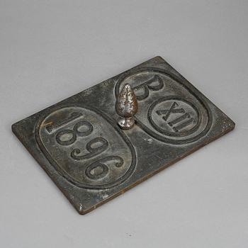 GJUTJÄRNSPLATTA, Sverige, daterad 1896.