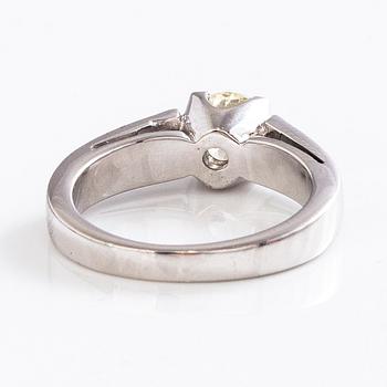 An 18K gold ring with a brilliant-cut diamond ca. 1 ct and princess-cut diamonds ca. 0.7 ct in total.