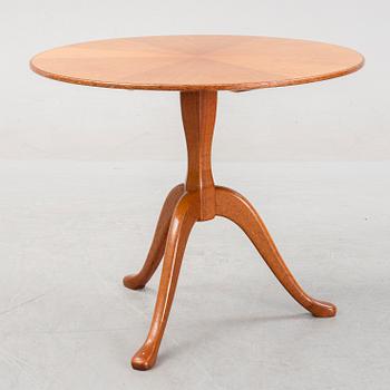 Carl Malmsten, a pair of 'Lata Greven' easy chairs, OH Sjögren, and a 'Berg' table, second half of the 20th Century.