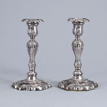 LJUSSTAKAR, ett par, silver, rokokostil, troligen1800-talets slut.