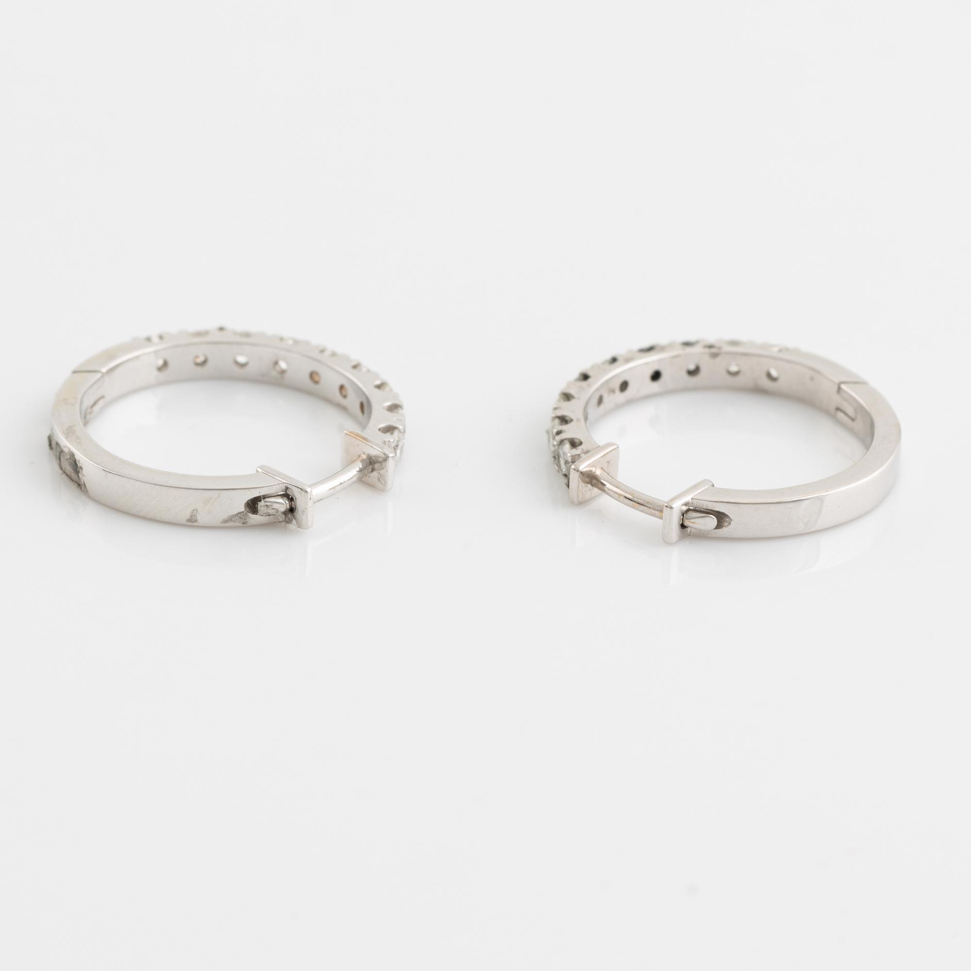 Örhängen, kreoler med briljantslipade diamanter, totalt 0,76 ct.