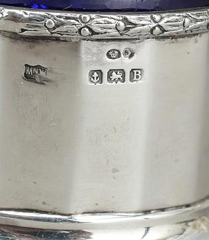 SENAPSBÄGARE, PEPPARSTRÖARE, SALTKAR, silver och glas. Birmingham, 1900-talets första kvartal. Silvervikt ca 120 gram.