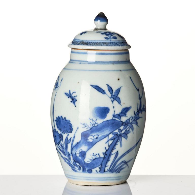 A blue and white jar, and a dish Tianqi/Chongzhen, mid 17th century.