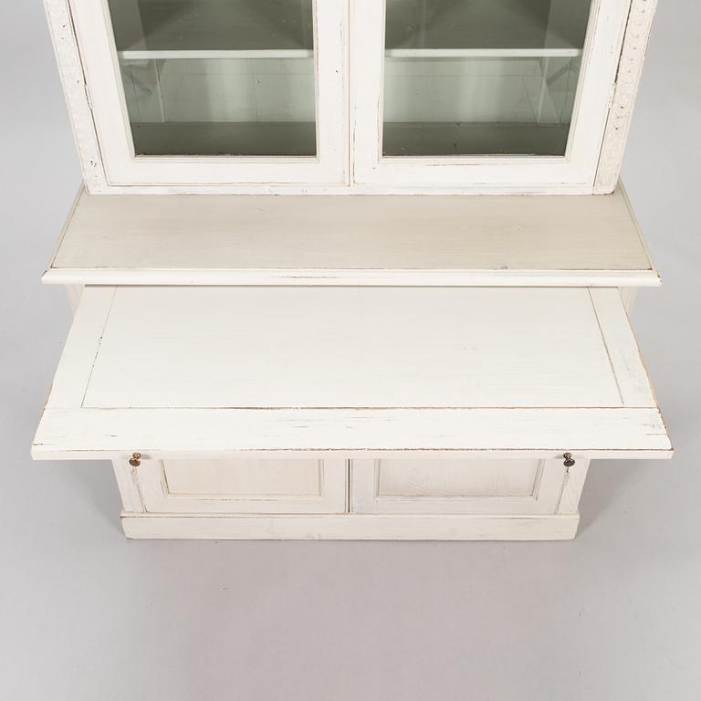 Vitrinskåp, sekelskiftet 1900.