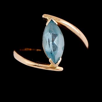 RING, 18 k guld, med fasetterad ljusblå sten. Total vikt ca 5 gram.