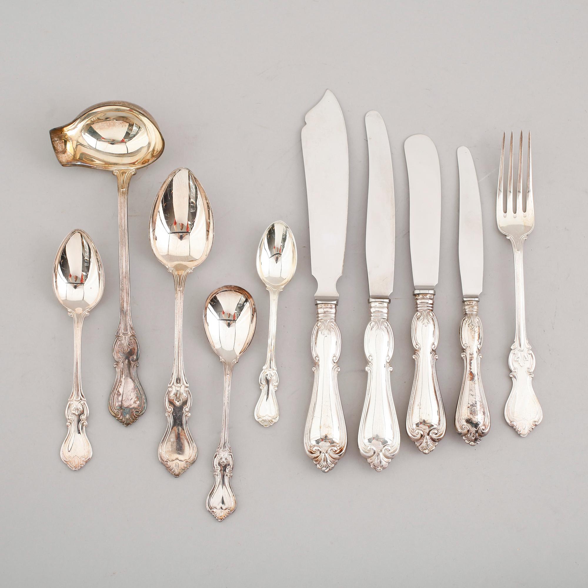 BESTICKDELAR, 81 delar, silver, modell Olga, CG Hallberg, bla 1932. Vikt exkl knivar 1783 g, inkl knivar ca 1978 g.