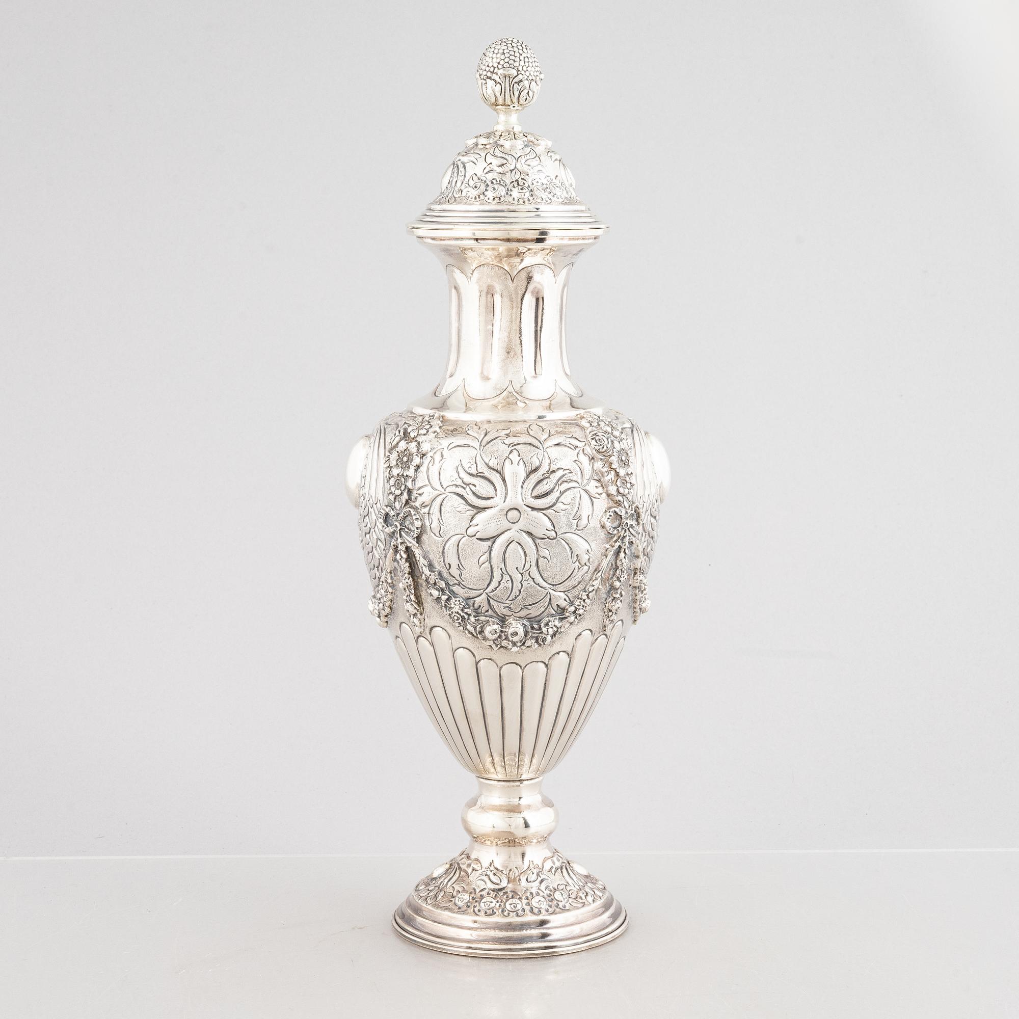 A lided silver vase, Louis XVI style, 20th Century.