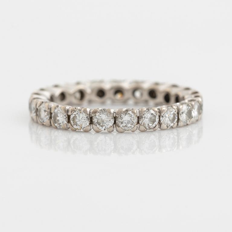 Ring helallians med briljantslipade diamanter.