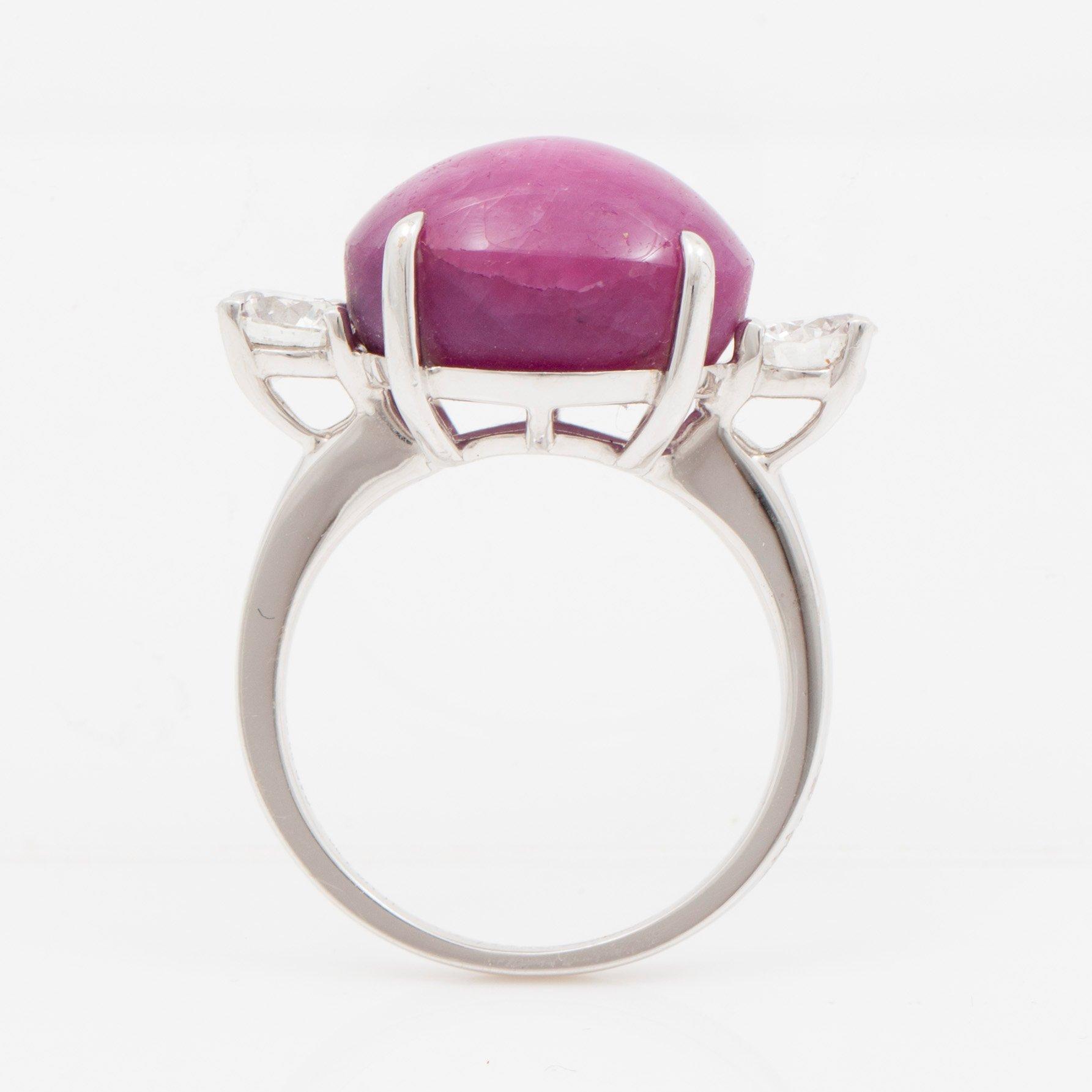 RING med cabochonslipad stjärnrubin samt briljantslipade diamanter, totalt 1.20 ct.