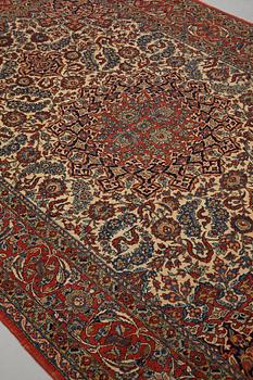 A carpet, semi-antique Esfahan, ca 310,5 x 200 cm.