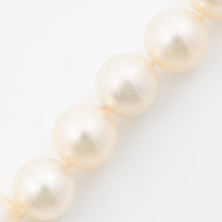Pärlcollier, odlade pärlor, lås i 18K guld.