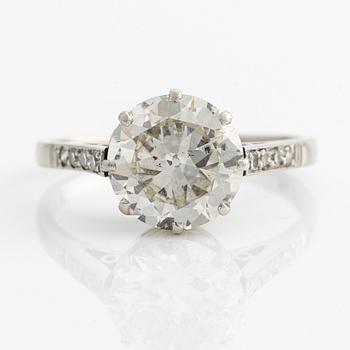 Ring in platinum with an old-cut diamond.