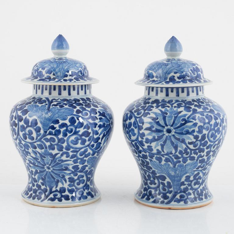 Lock urns, a pair, porcelain, China, 20th century.