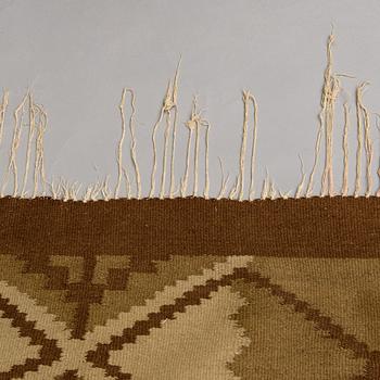 Laila Karttunen, A 1940's Finnish flat weave carpet. Circa 345x220 cm.