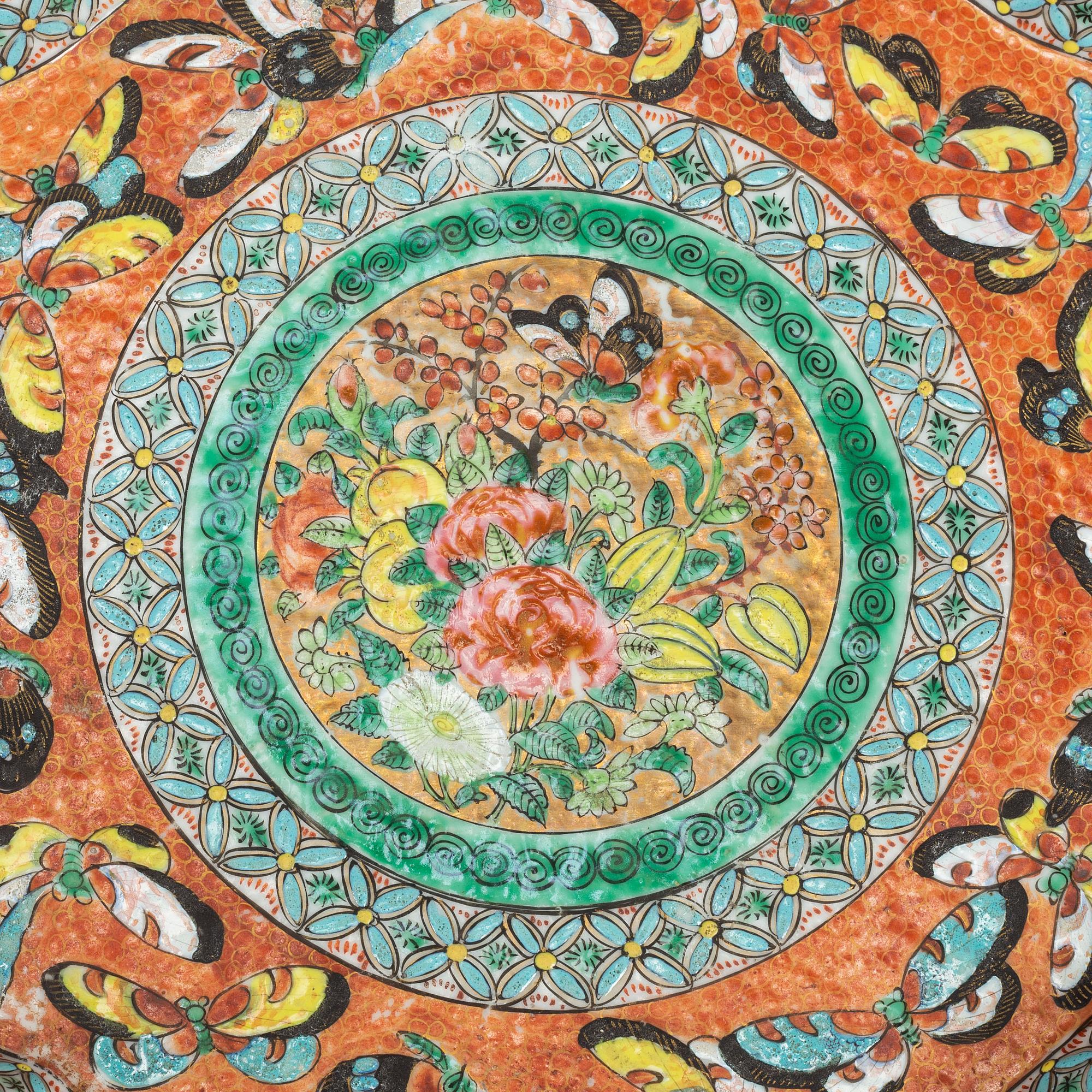 A famille rose tray, Qing dynasty, 19th Century.