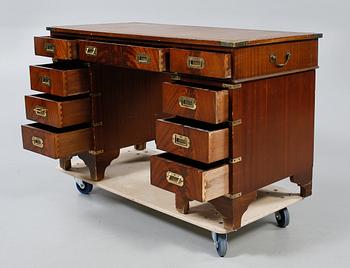 SKRIVBORD, engelsk stil. 1900-talets andra hälft.