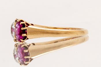Ring 18k gold 1 old-cut diamond approx 1 ct, approx K-L Inclusions, 2 rubies, size 53.