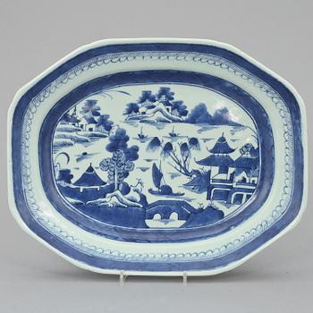 STEKFAT samt UNDERFAT, porslin, Kina, 1800-tal.