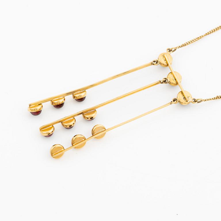 Pendant with chain in 18K gold set with cabochon-cut garnets, HK.